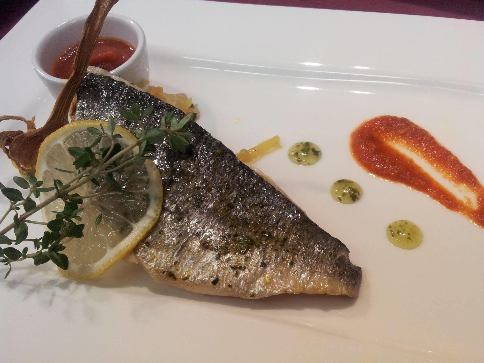Reves Gourmands, Hotellerie & Gastronomie Vernayaz Dış mekan fotoğraf